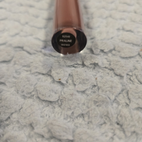 ELF New Lip Plumping Gloss PRALINE - Picture 4 of 4